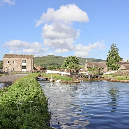 Holiday home The Swans Nest Lock View