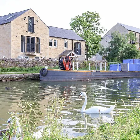 The Swans Nest Lock View * Skipton