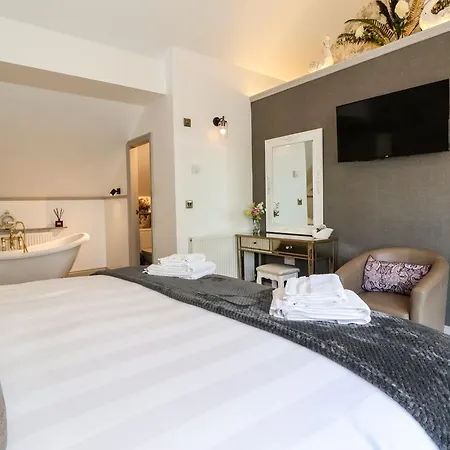 The Swans Nest Lock View *