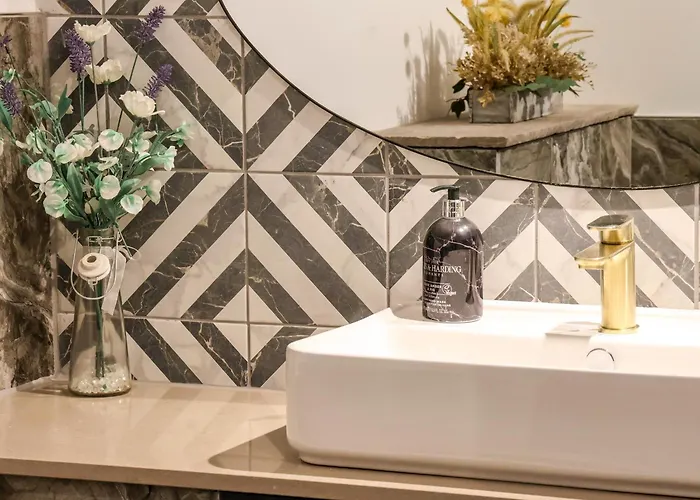 The Swans Nest Lock View *