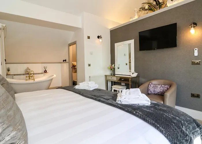 The Swans Nest Lock View *