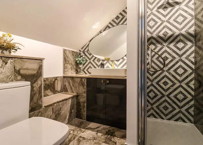 The Swans Nest Lock View *