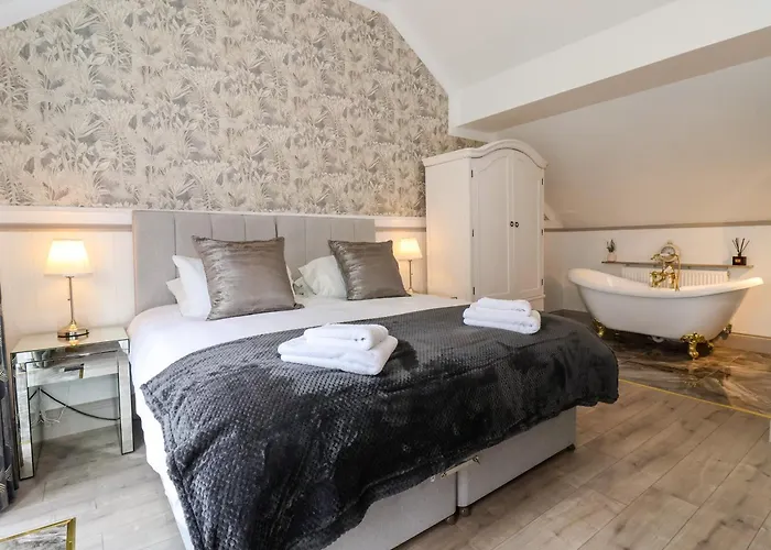 The Swans Nest Lock View